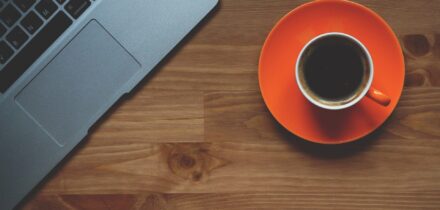 koffie-uitdelen-collegas-ontslag-op-staande-voet