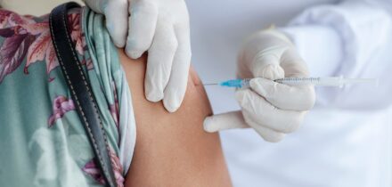 mag-een-werkgever-in-de-zorg-vastleggen-of-medewerkers-zijn-gevaccineerd-hanze-advocaat